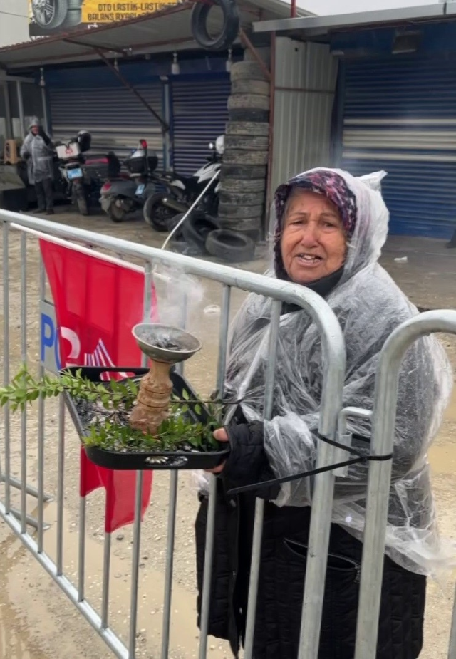 slogan atmak isterken kendini yakan kadin abla 19473989 9943 m