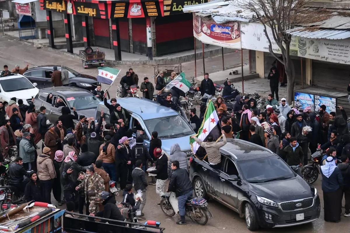 Suriye ordusu ele geçirdiği bölgelerde coşkuyla karşılandı! Meydanlarda halay çekiliyor