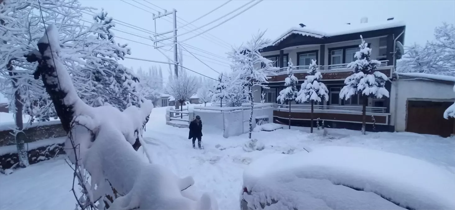 Tokat'ın ilçelerin kar yağışı devam ediyor