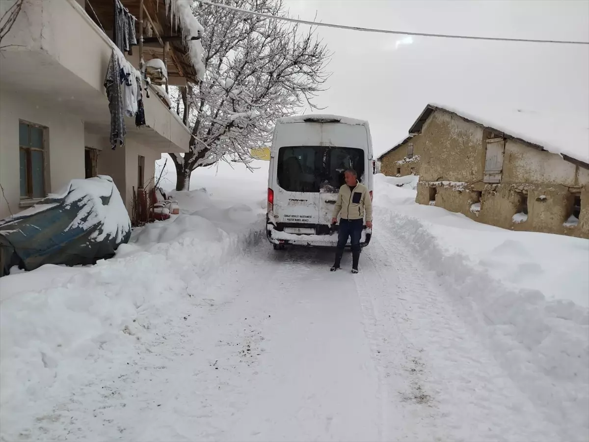 Tokat'ta kar nedeniyle yolu kapanan köydeki diyaliz hastası hastaneye ulaştırıldı