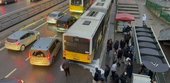 Üsküdar'da motor kısmından duman çıkan İETT otobüsündeki yolcular tahliye edildi