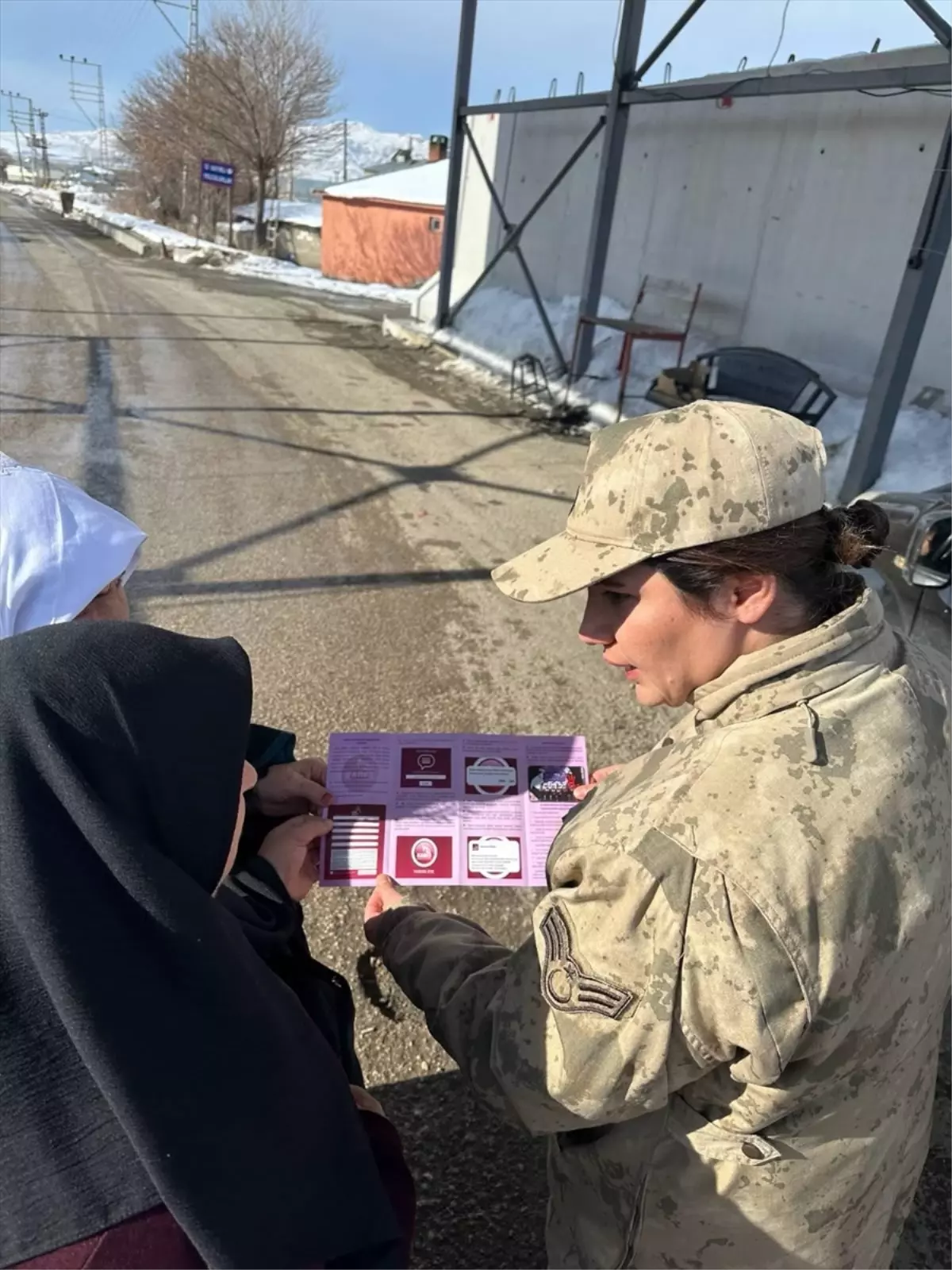 Van'da jandarma ekipleri KADES uygulamasını tanıttı