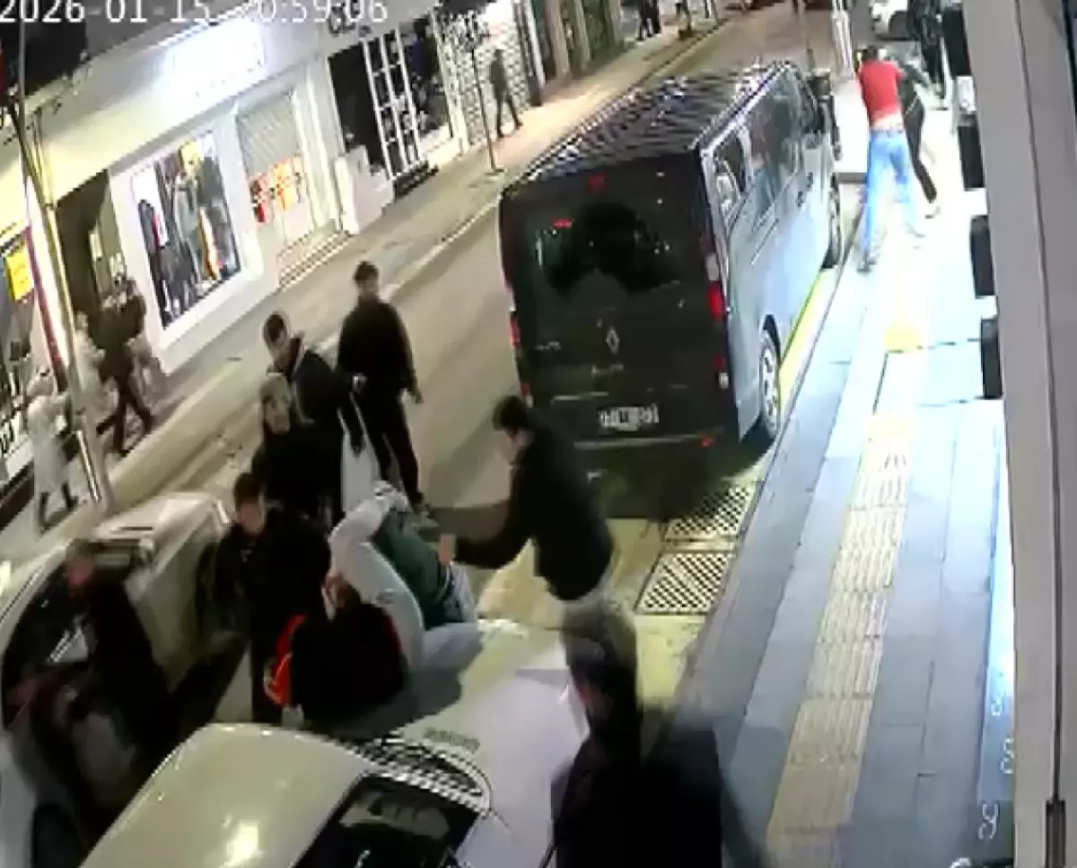 Yalova'da 9 kişilik grubun esnafa saldırdığı anlar kamerada