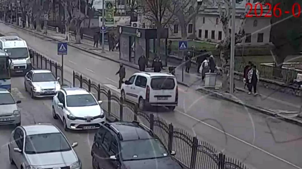 Yaya geçidinden geçerken araç çarptı