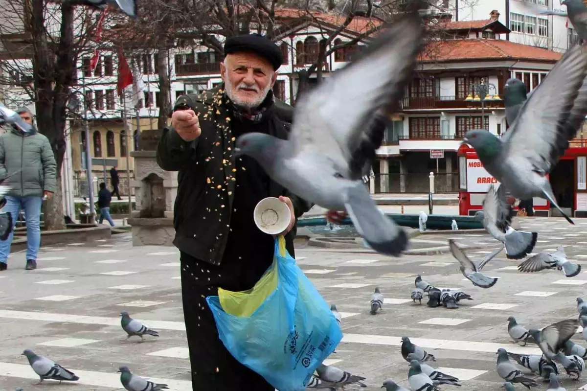 'Yemci Dede' 20 yıldır sokaklardaki güvercinleri beslemeden kahvaltı yapmıyor