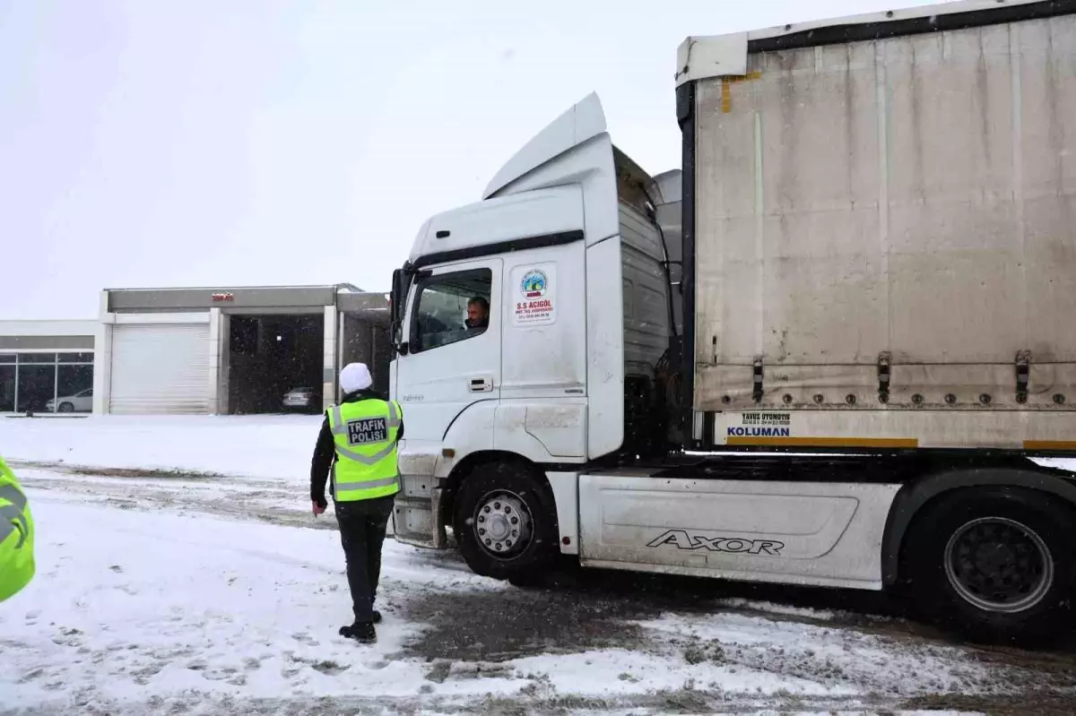 Yoğun kar yağışı ulaşımı etkiledi