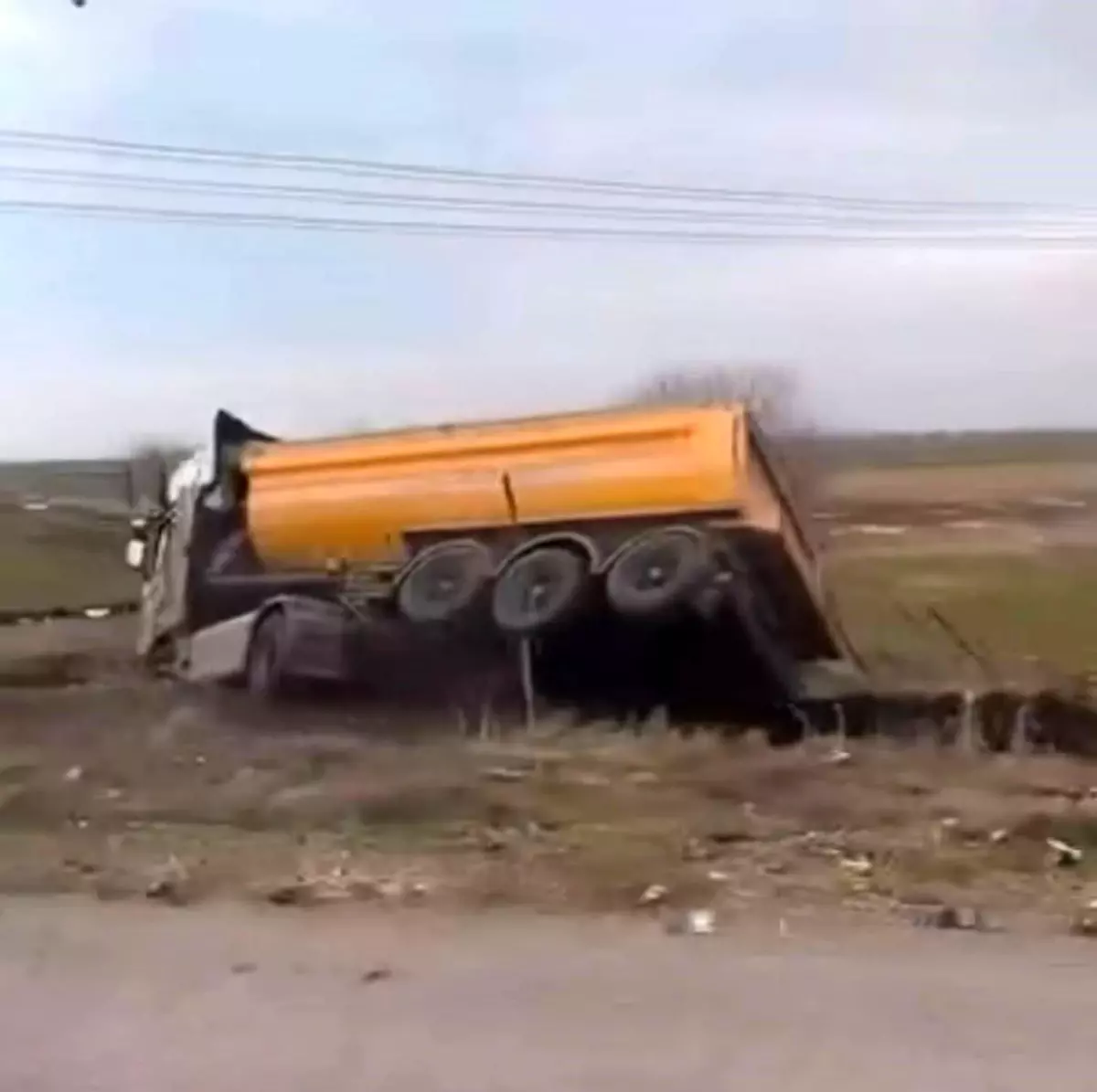 Yol kenarına devrilen kamyonun sürücüsü yaralandı