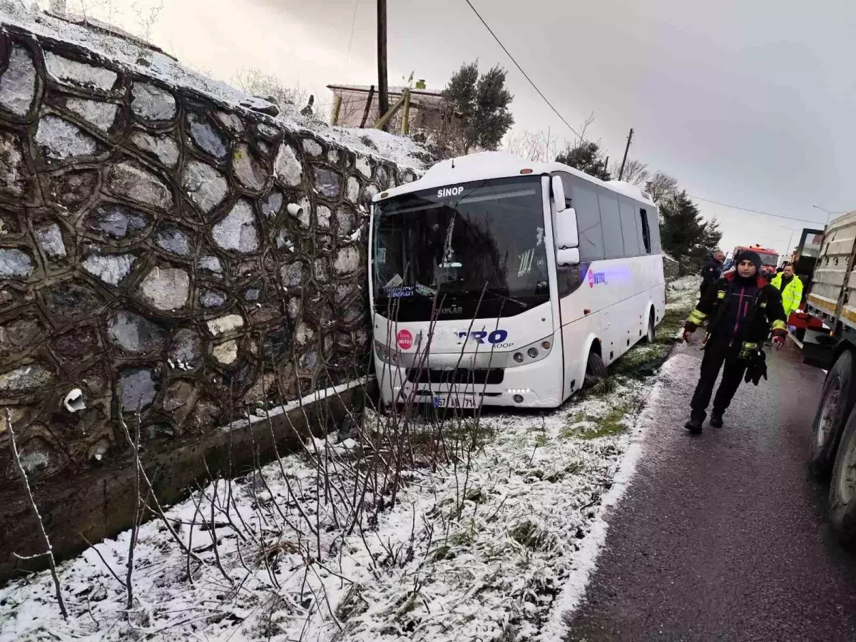 Yolcu midibüsü kazazede aileye çarptı: 1 ölü, 3 yaralı