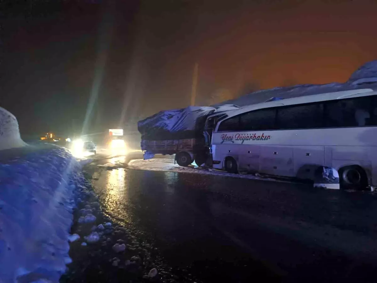 Yolcu otobüsü yolu kapatan tıra çarptı: 3 yaralı