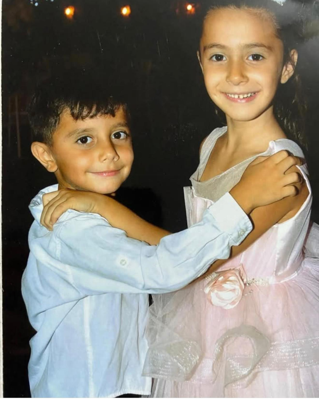 Youtuber babalarının öldürdüğü kardeşler yan yana toprağa verildi! Annenin feryadı yürek dağladı