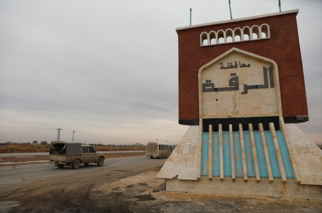 YPG/SDG elements began to withdraw from Tabqa, the Syrian army reached the gates of Raqqa