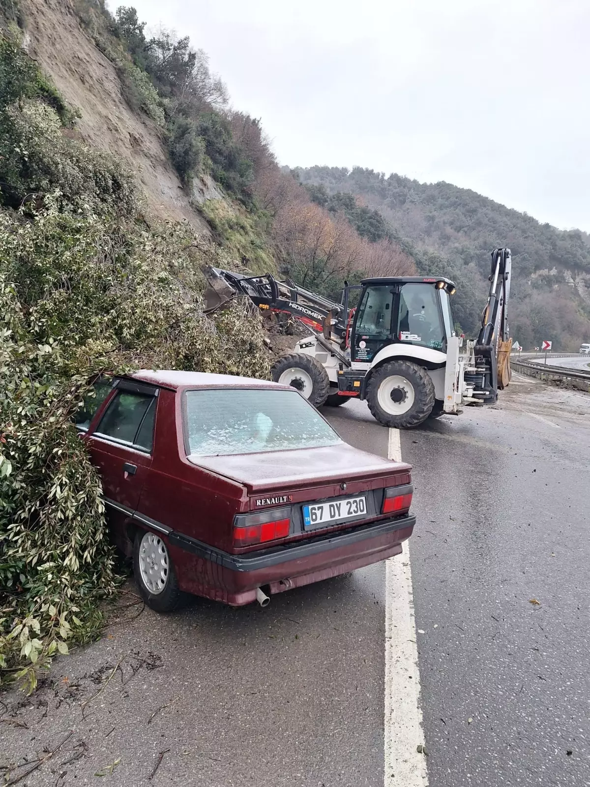 Zonguldak'ta heyelan; kaya parçaların otomobilin üzerine düştü