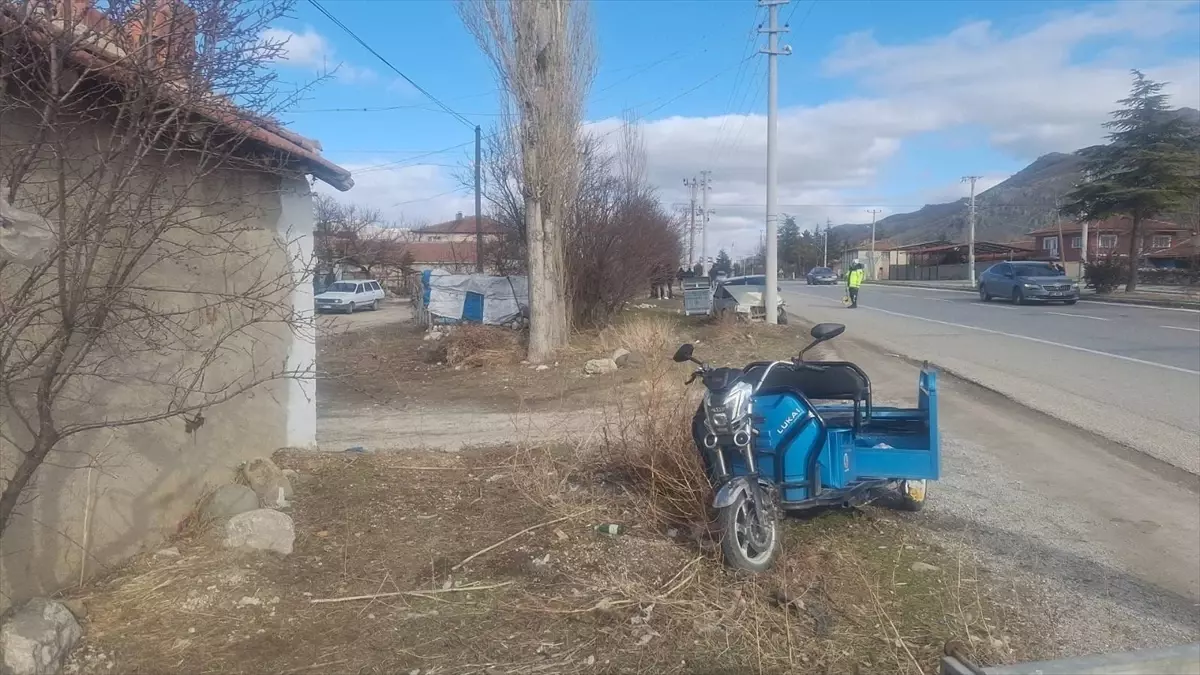 Afyonkarahisar'da otomobilin çarptığı elektrikli motosikletin sürücüsü öldü