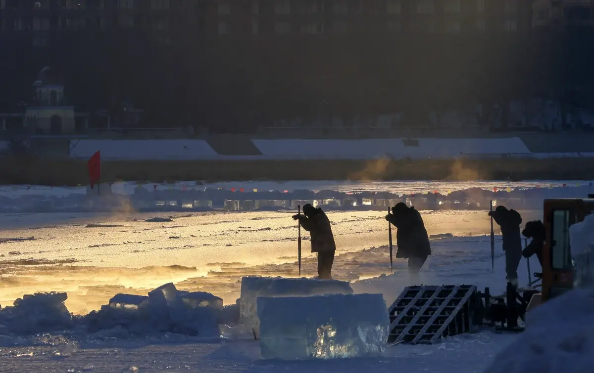 Albüm: Harbin Buz-Kar Dünyası'nda Gelecek Sezon İçin Buz Toplama Çalışmaları Şimdiden Başladı