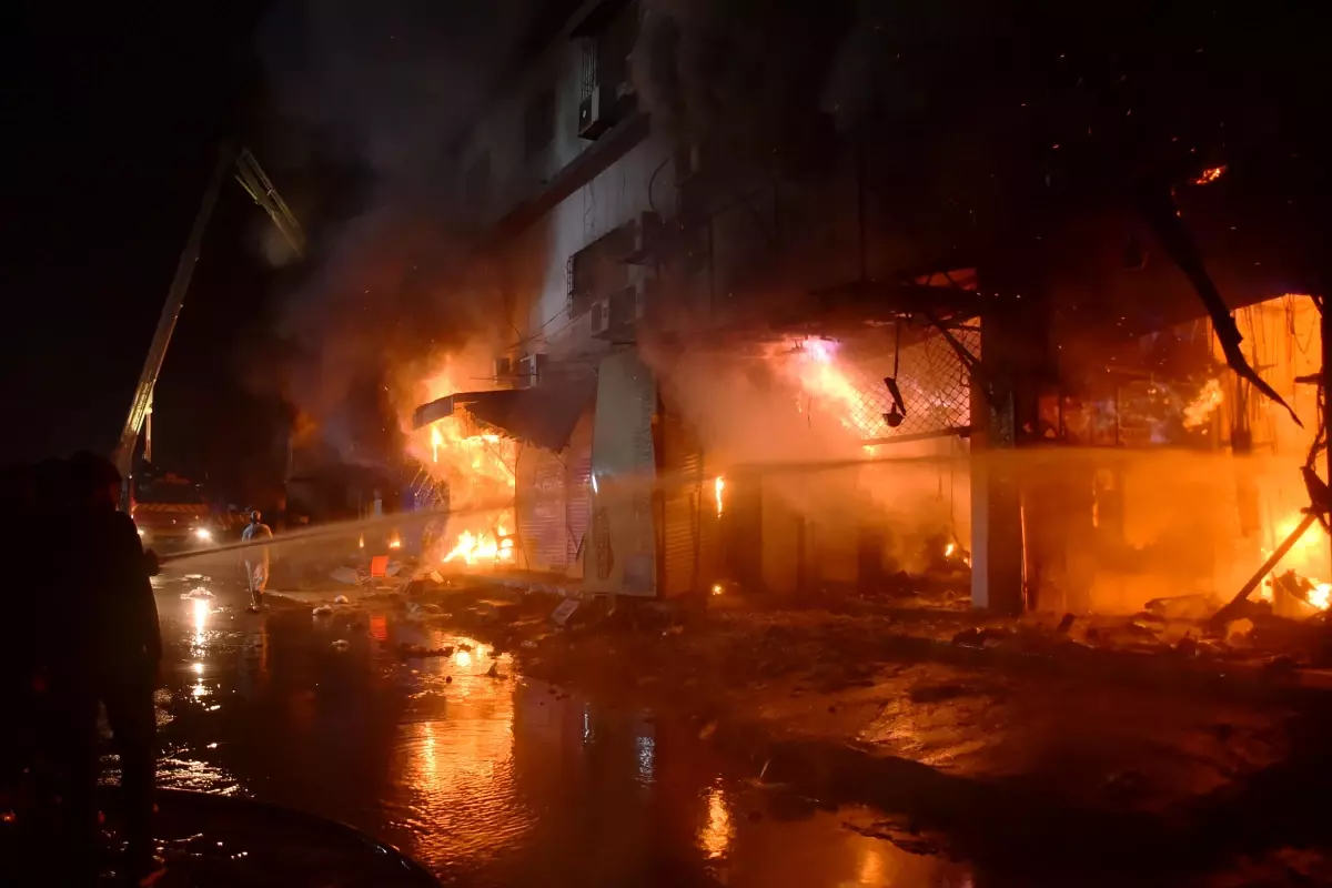 Albüm: Pakistan'da Alışveriş Merkezinde Yangın: En Az 6 Ölü, 20 Yaralı