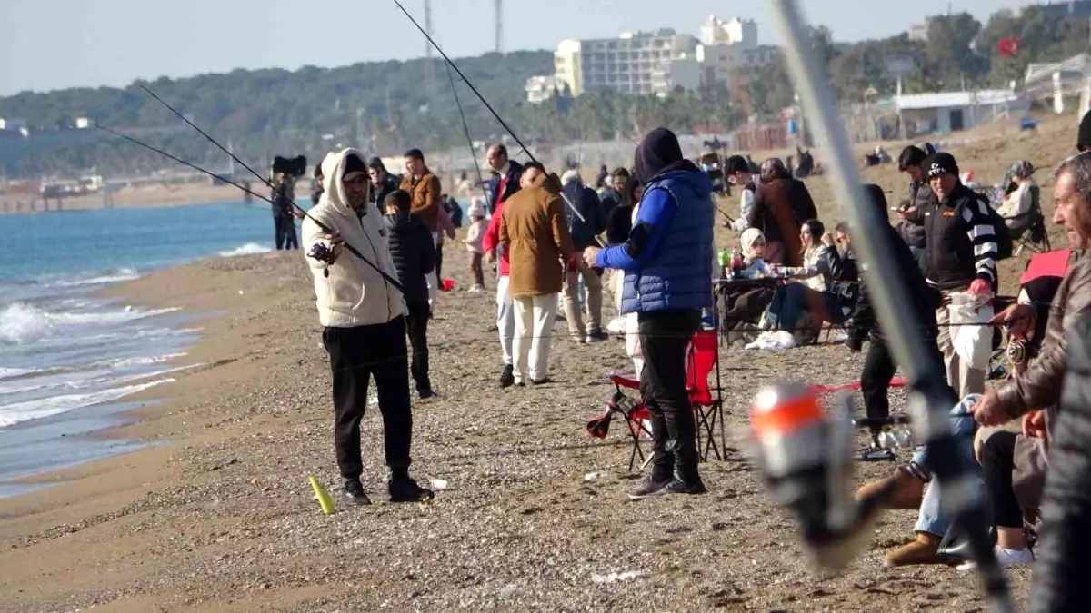 Antalya'da sahile akın eden vatandaşlar güneşin tadını çıkardı