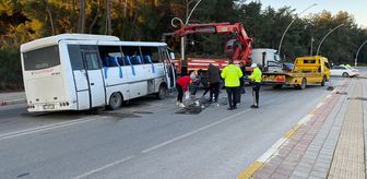 Antalya'da yolcu midibüsü ile otomobilin çarpıştığı kazada 3 kişi yaralandı