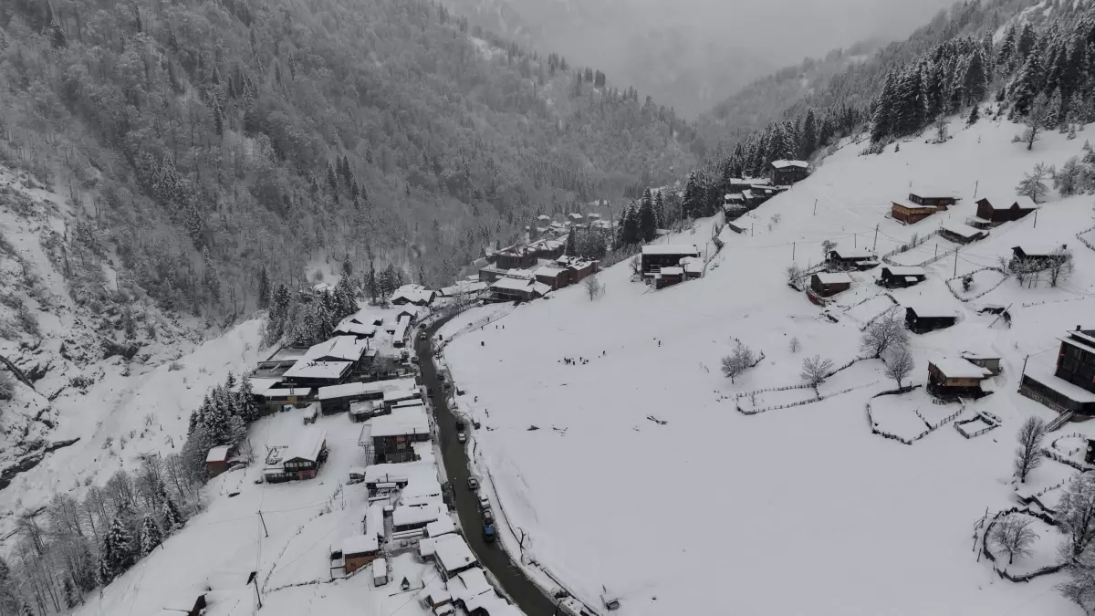 Ayder Yaylası'nda kar keyfi: Kardan adam festivali öncesi oteller yüzde 80 doluluk oranına ulaştı