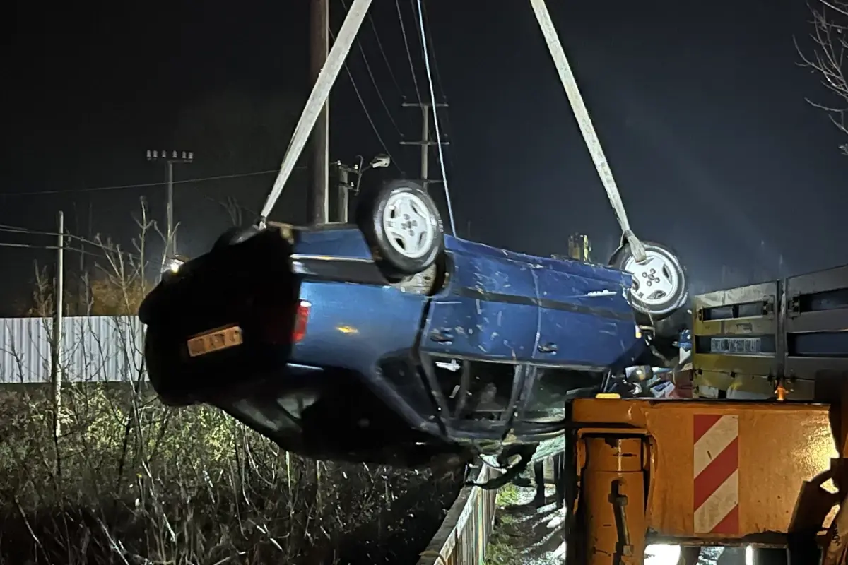 Baba ve oğlu çaya düşen otomobilde hayatını kaybetti