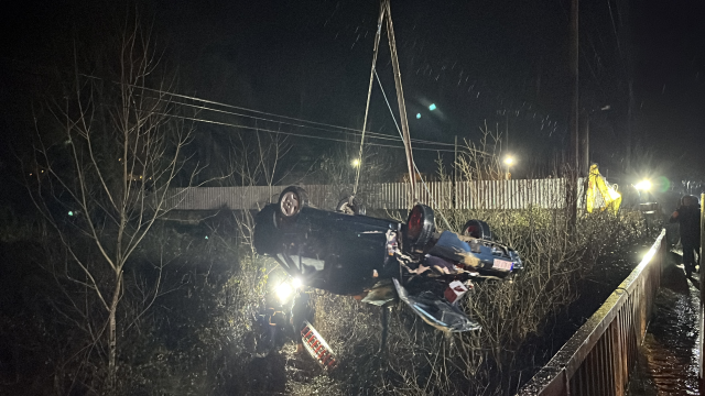 Отец и сын погибли в автомобиле, упавшем в реку