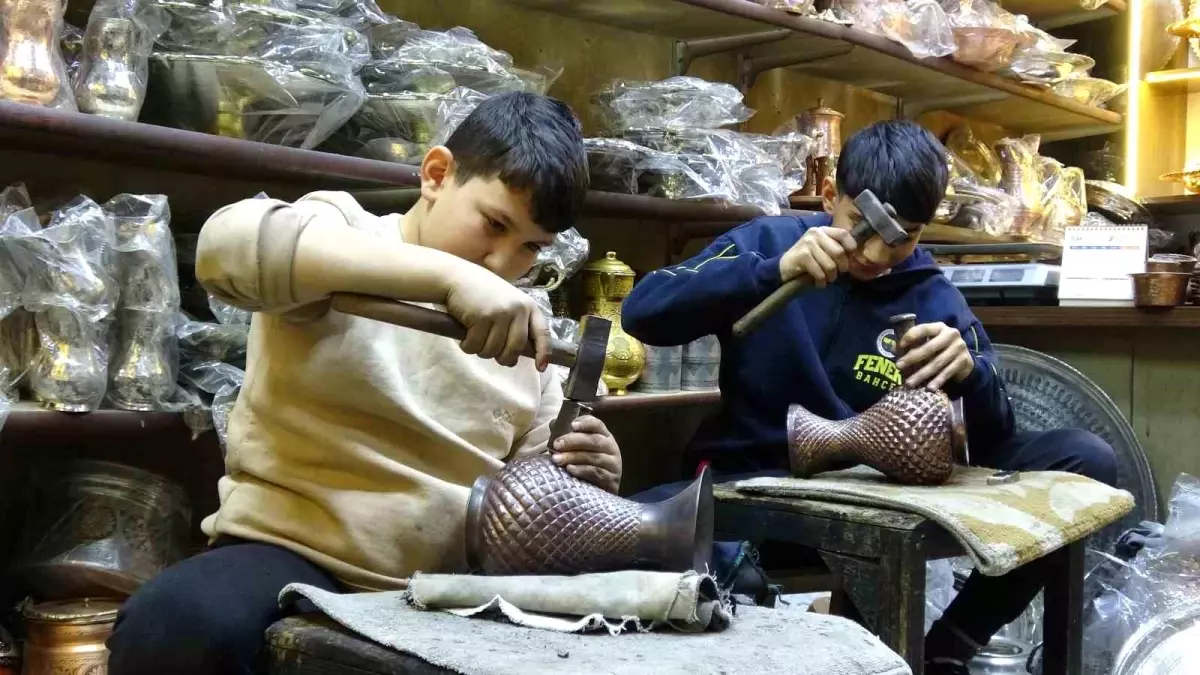 Babasından öğrendiği mesleğini çocuklarına öğretiyor