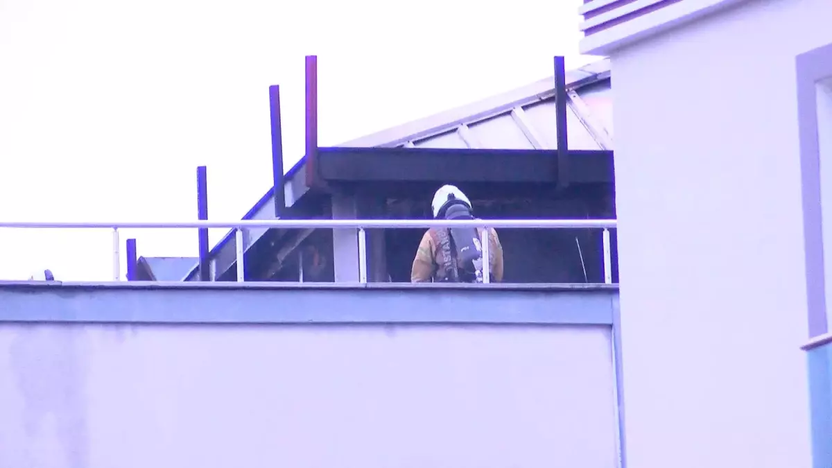 Bağcılar'da kapatılan hastanenin çatısında çıkan yangın söndürüldü