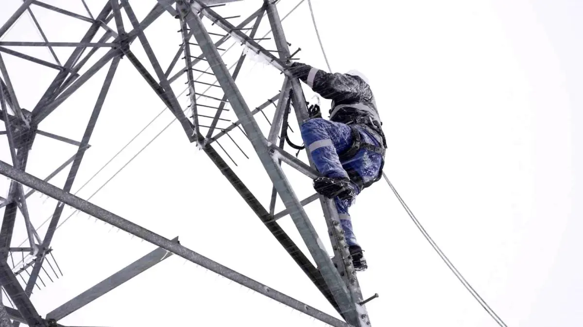 Bakan Bayraktar: "Vatandaşlarımıza kesintisiz enerji akışı sağlamak için ekiplerimiz 7 gün 24 saat sahada"