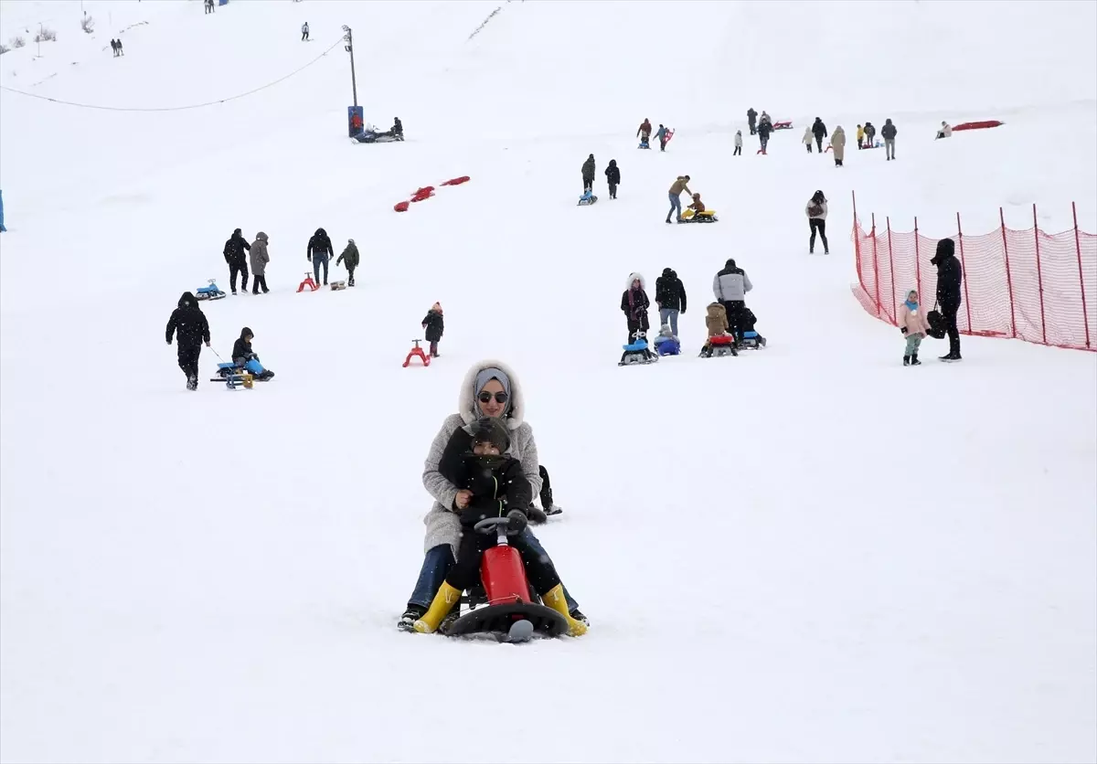Bitlis'te kayak merkezinde yarıyıl tatili yoğunluğu yaşanıyor