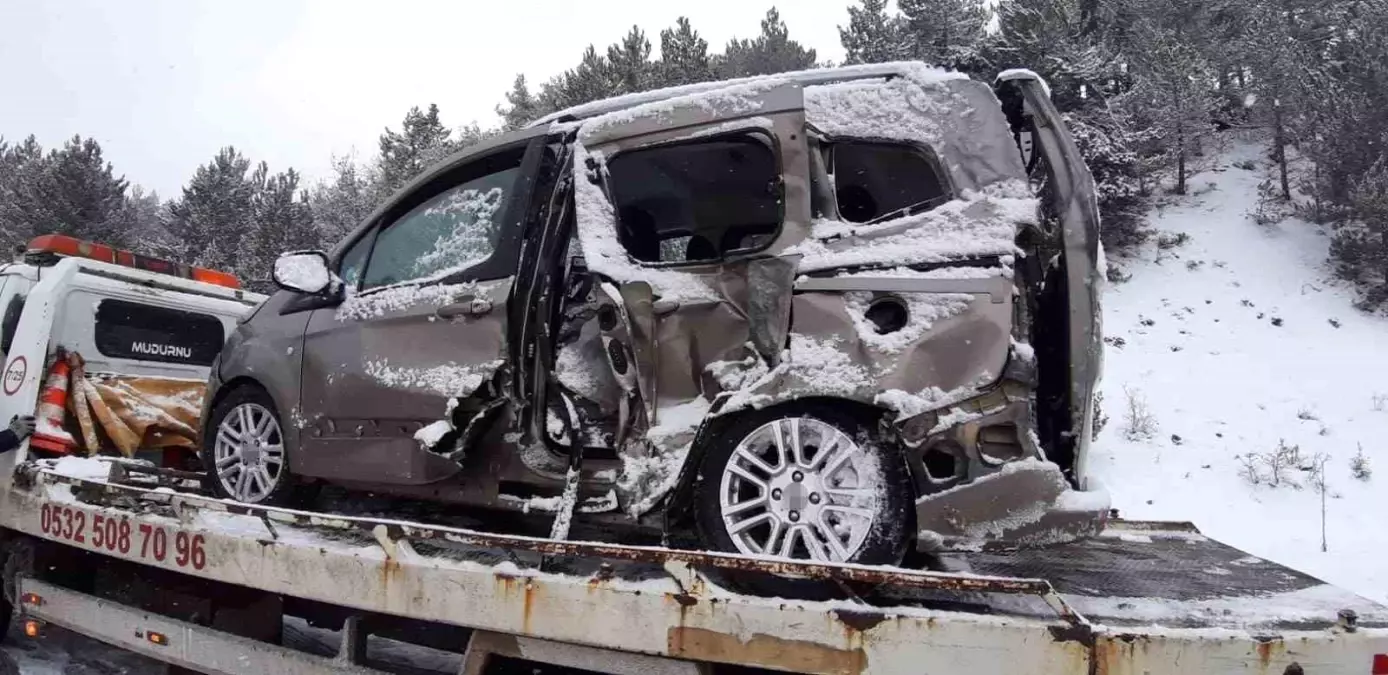 Bolu'da kamyon ile hafif ticari araç çarpıştı: 2 yaralı