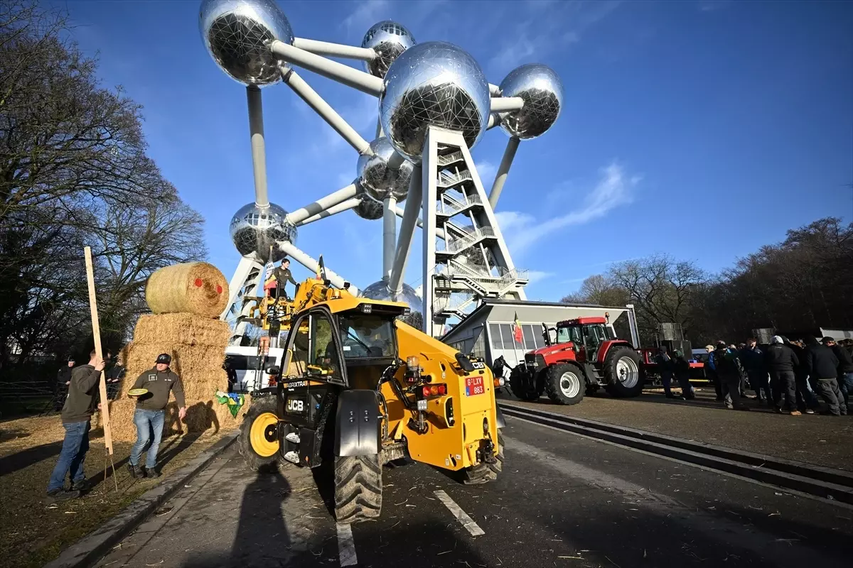 Brüksel'de çiftçilerden traktörlü MERCOSUR protestosu