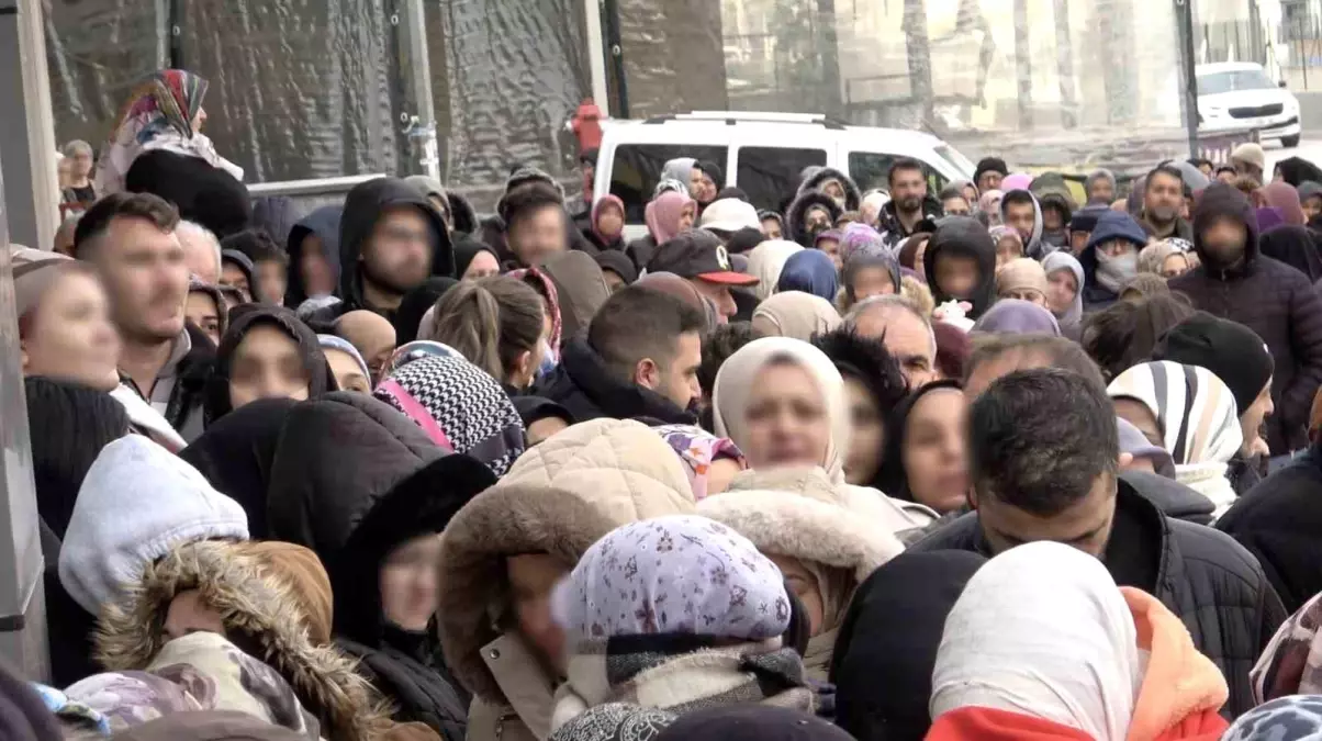 Bursa'da indirim izdihamı: 100 liralık alışveriş için dondurucu soğukta saatlerce beklediler