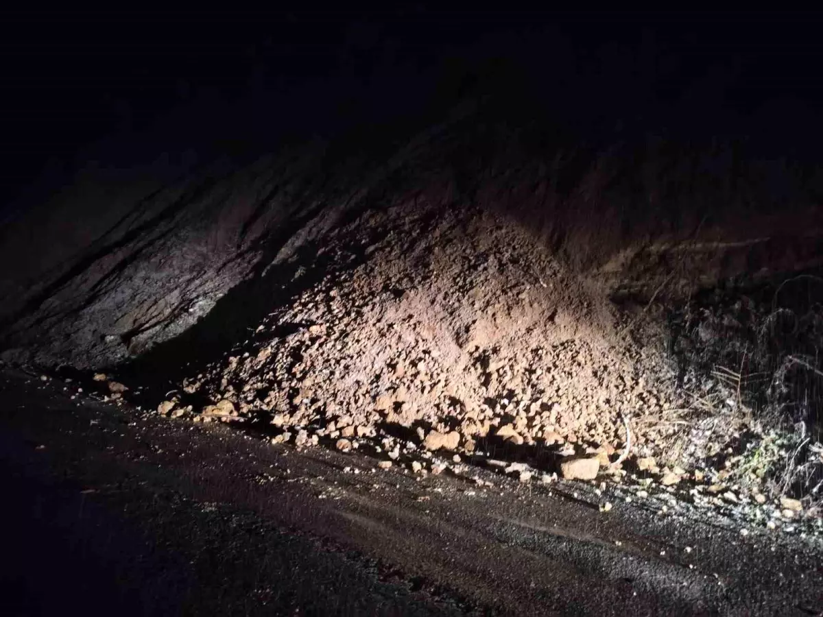 Çaycuma'da heyelan trafik akışını durdurdu