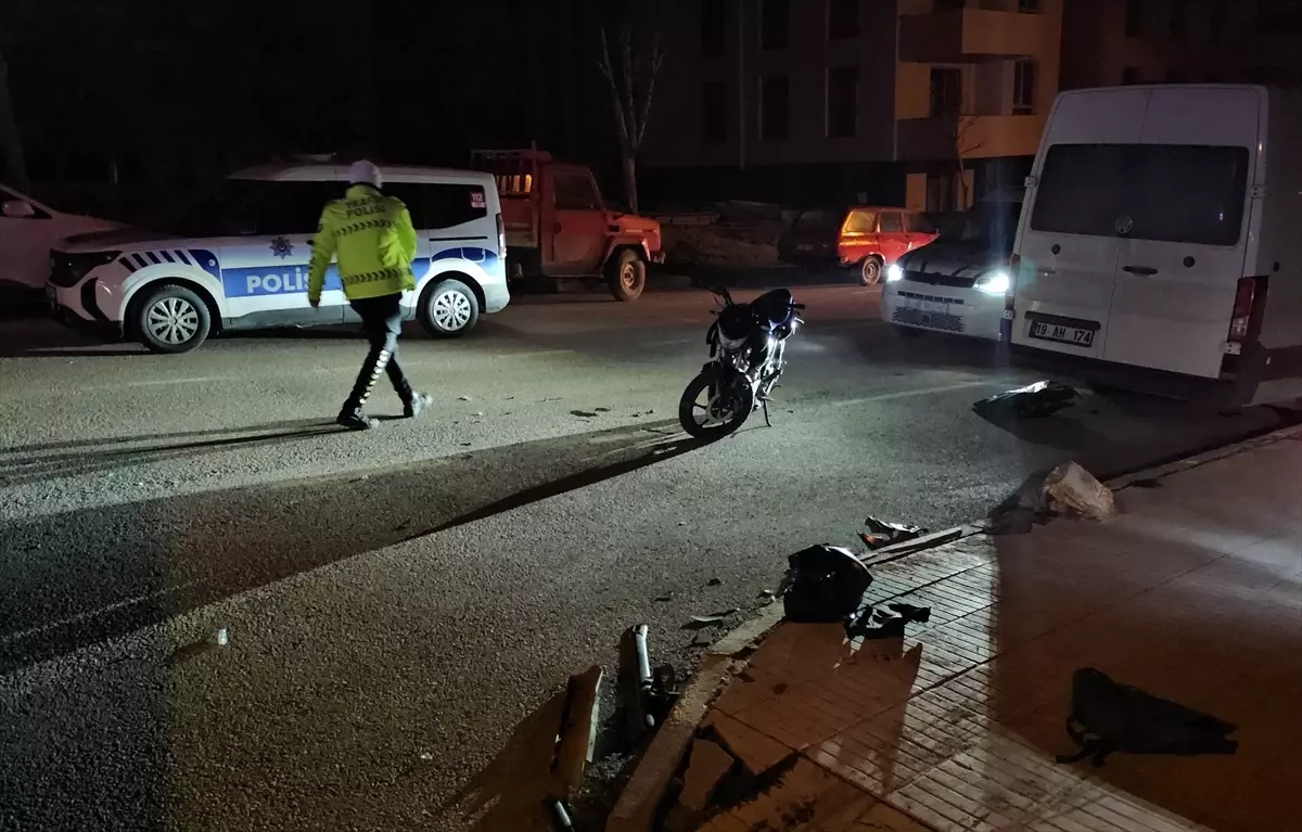Çorum'da otomobille çarpışan motosikletteki 2 kişi yaralandı