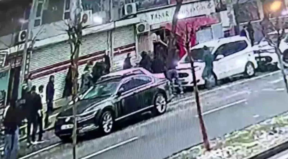 Diyarbakır'da düğünde karşılaşan husumetli ailelerin kavgası sokağa taştı