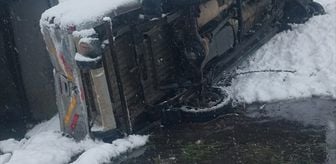 Düzce'de kanala devrilen pikaptaki 2 kişi yaralandı
