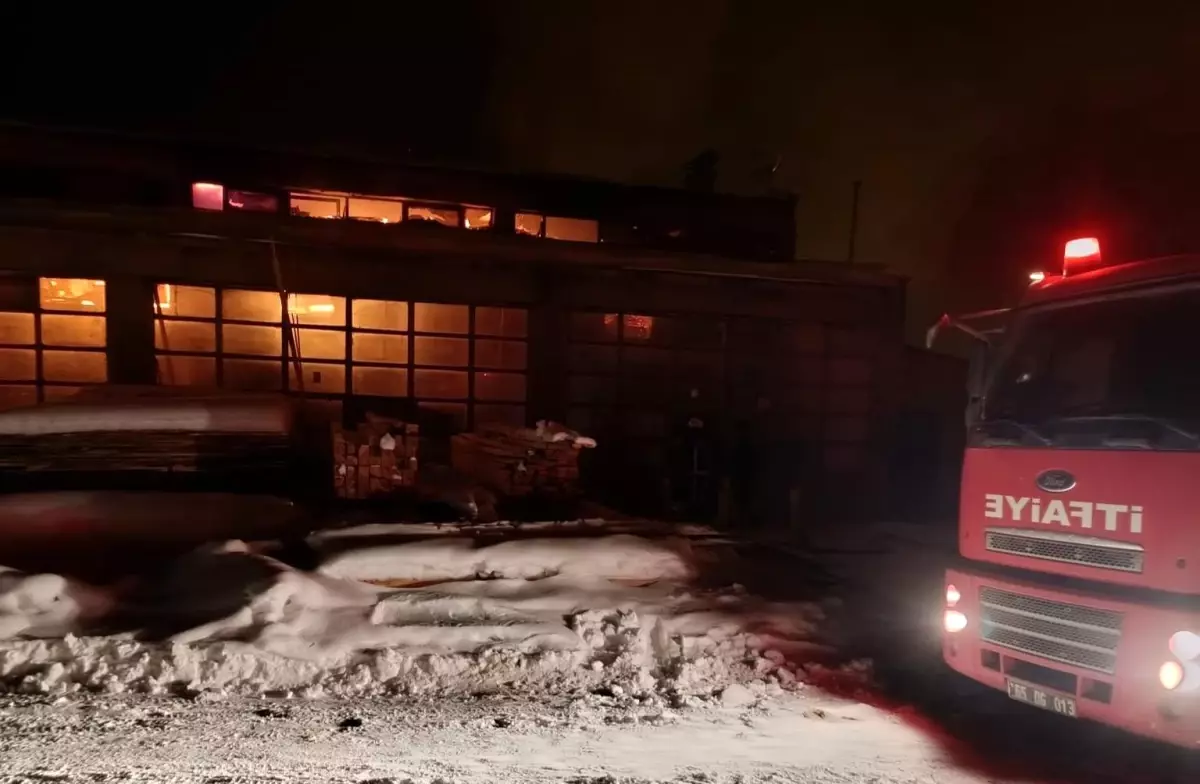 Erciş'te iş yeri yangını