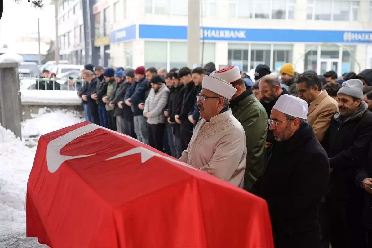 Erzurum'da Keresteciler Sitesi'ndeki yangında hayatını kaybedenlerin cenazeleri defnedildi