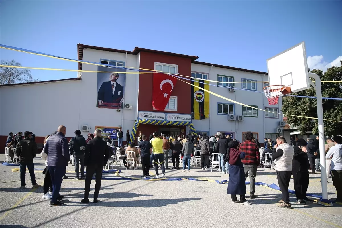 Fenerbahçe Başkanı Sadettin Saran, Alanya'da kütüphane açılışında öğrencilerle buluştu