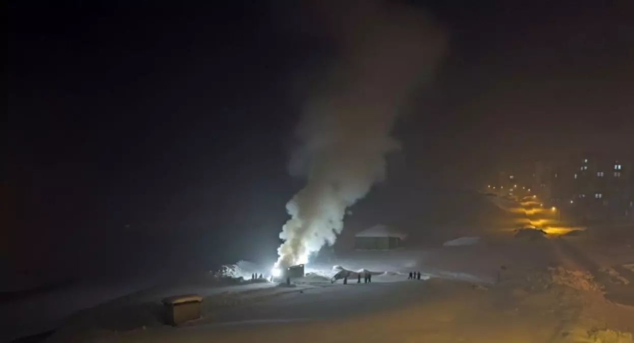 Hakkari'de itfaiye araçlarının çıkamadığı tandır evindeki yangına vatandaşlardan karla müdahale