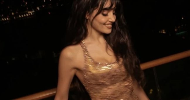 Hande Erçel, Riyad'da düzenlenen davette ne giydi? Hande Erçel, ELLE Style Awards ödül töreninde ne giydi?