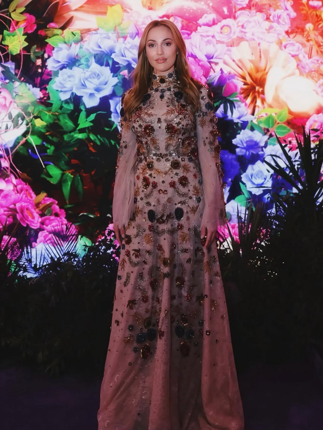 Hazal Kaya couldn't hold back when she saw Meryem Uzerli. Come on, woman, age already!