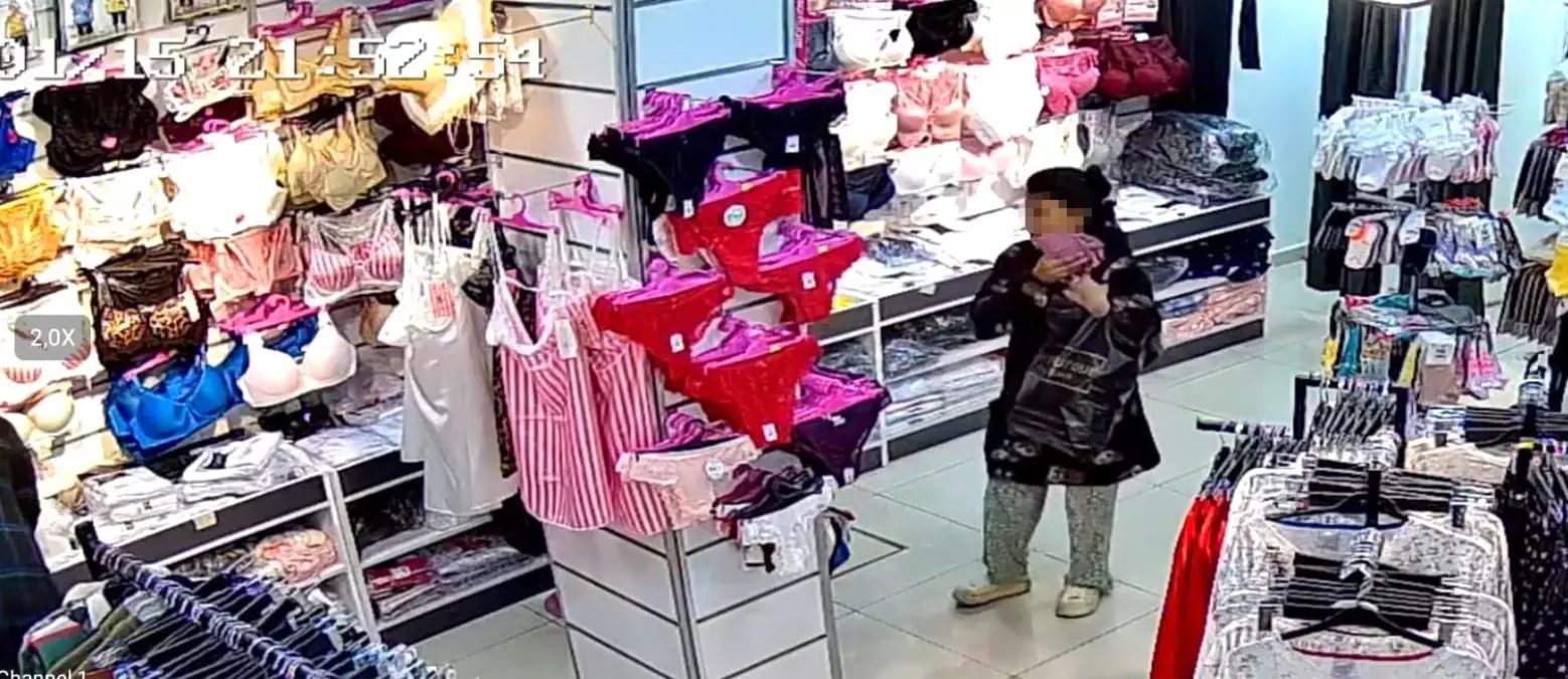 İç çamaşırı hırsızlığı kamerada: Gülerek girdiler, çalarak çıktılar