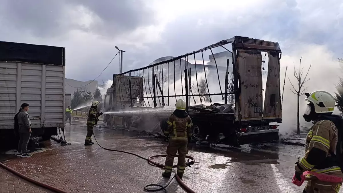 İnegöl'de park halindeki sünger ve mobilya yüklü tır dorseleri alev alev yandı