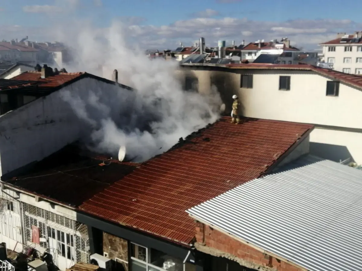 Isparta'da hurda işletmesinin çatısında yangın