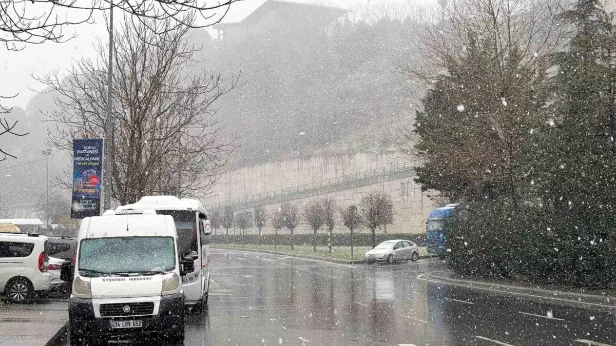 İstanbul'da kar yağışı aralıklarla etkisini sürdürüyor