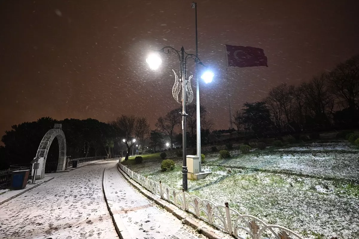 İstanbul'da kar yağışı yüksek kesimleri beyaza bürüdü