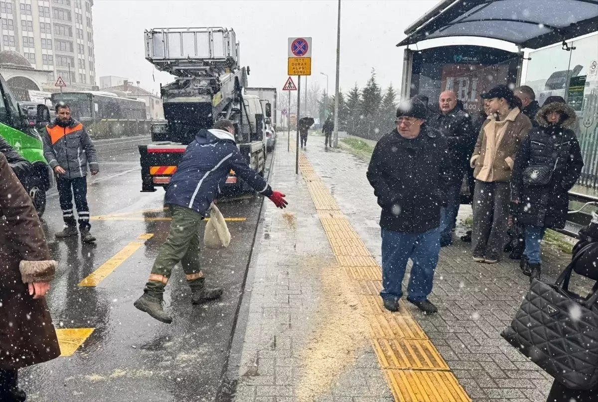 İstanbul'da karla mücadele çalışmaları kesintisiz sürüyor