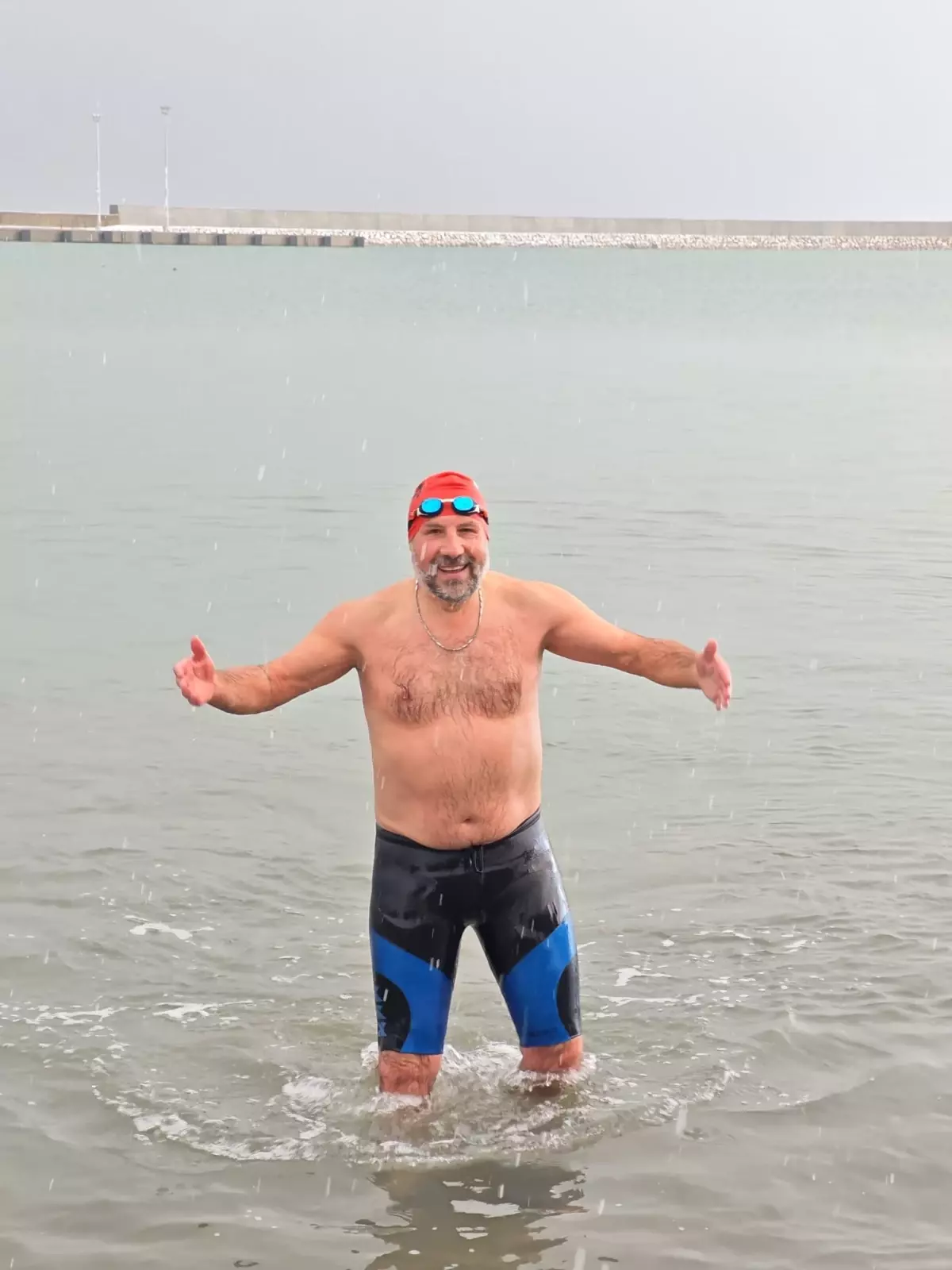 Kar Yağışı Altında Denize Giren Yüzücü Saim Gürel