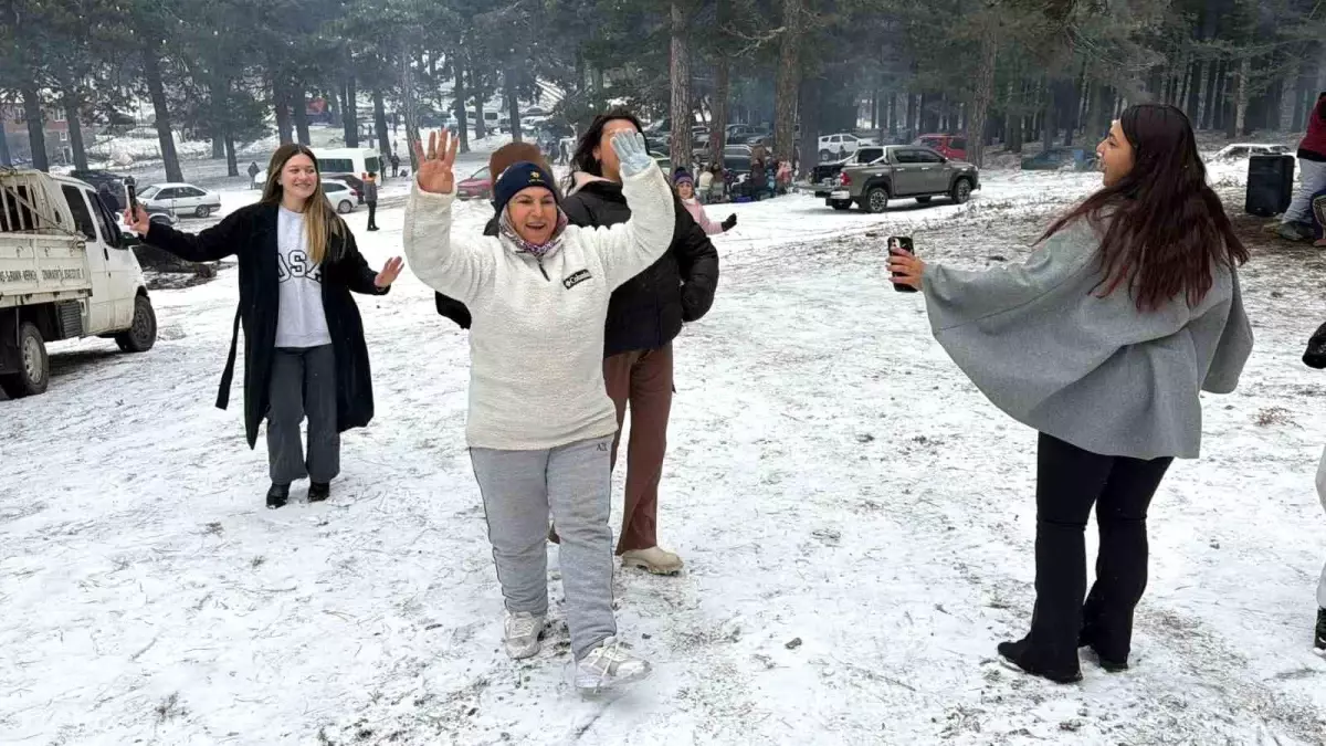 Kar yağışını göbek atarak kutladılar
