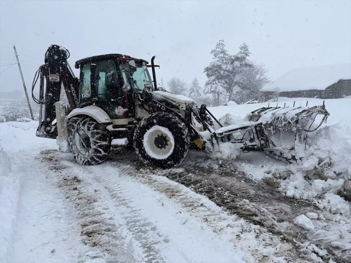 Karabük'te kar nedeniyle kapalı olan 102 köy yolunun 23'ü açıldı